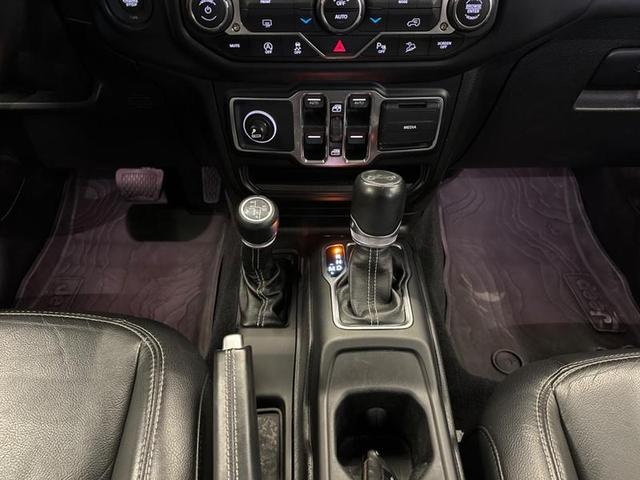Foto do veículo JEEP WRANGLER  ULMTD SAHARA OVRL 2019 5.445 KM 329.900,00
