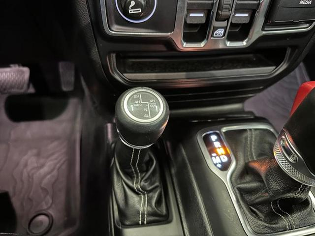 Foto do veículo JEEP WRANGLER  ULMTD SAHARA OVRL 2019 5.445 KM 329.900,00