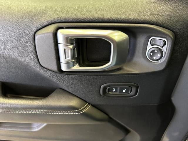 Foto do veículo JEEP WRANGLER  ULMTD SAHARA OVRL 2019 5.445 KM 329.900,00