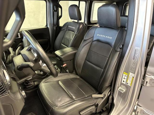 Foto do veículo JEEP WRANGLER  ULMTD SAHARA OVRL 2019 5.445 KM 329.900,00