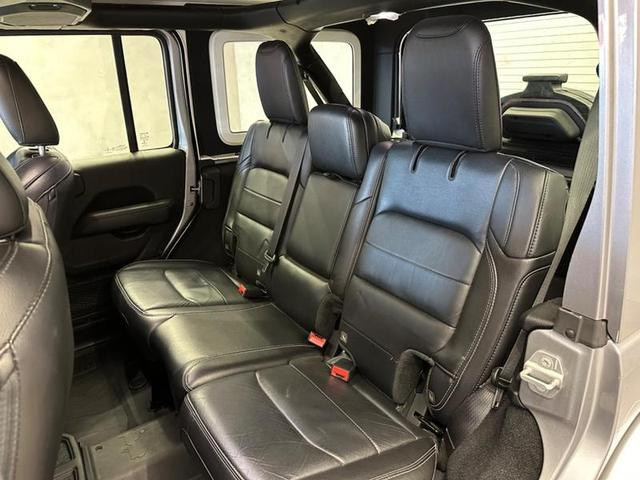 Foto do veículo JEEP WRANGLER  ULMTD SAHARA OVRL 2019 5.445 KM 329.900,00