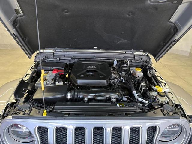 Foto do veículo JEEP WRANGLER  ULMTD SAHARA OVRL 2019 5.445 KM 329.900,00