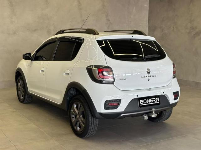 Foto do veículo RENAULT SANDERO  1.6 SL STEPWAY RIP CURL 16V FLEX 4P MANUAL 2016 91.000 KM 48.900,00