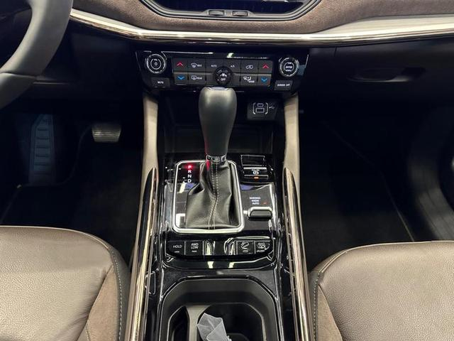 Foto do veículo JEEP COMMANDER  OVERLAND TD380 4X4 TURBO DIESEL 2023 26.610 KM 219.900,00