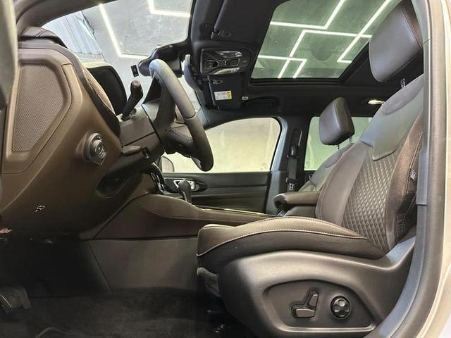 Foto do veículo JEEP COMMANDER  OVERLAND TD380 4X4 TURBO DIESEL 2023 26.610 KM 219.900,00