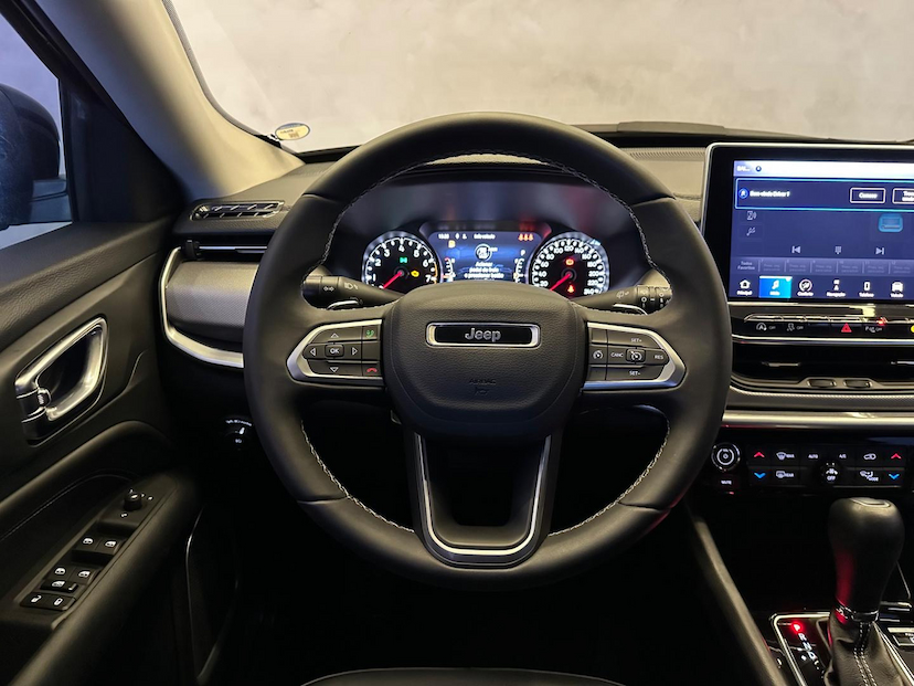 Foto do veículo JEEP COMPASS  LONG TF 2023 22.866 KM 145.900,00