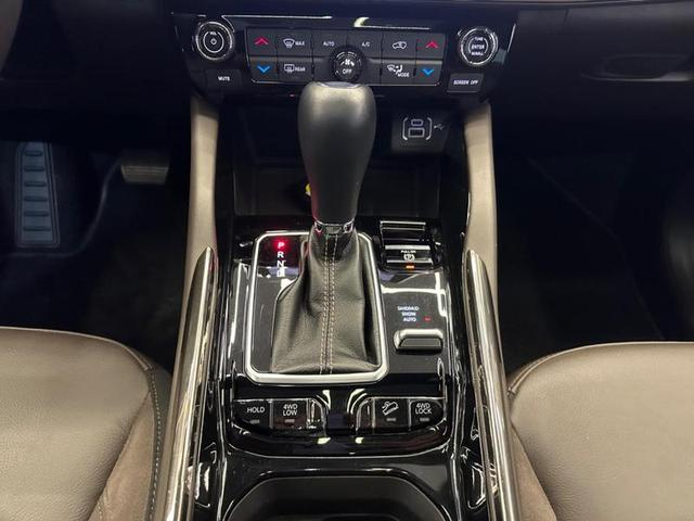Foto do veículo JEEP COMMANDER  OVR TD380 2023 14.821 KM 229.900,00