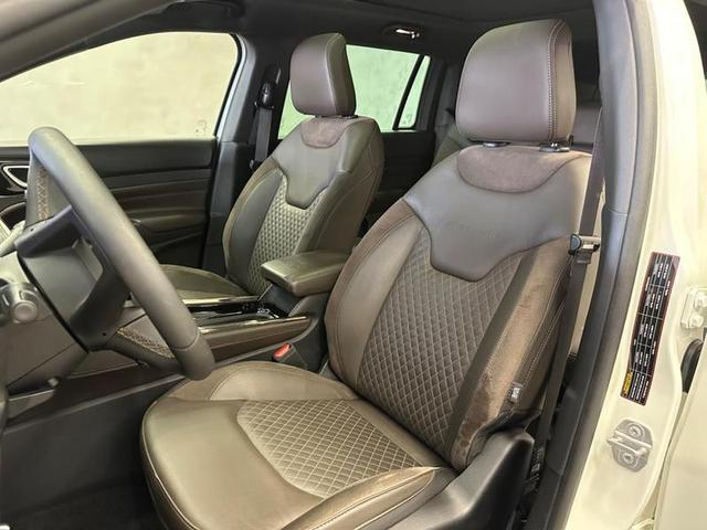 Foto do veículo JEEP COMMANDER  OVR TD380 2023 14.821 KM 229.900,00