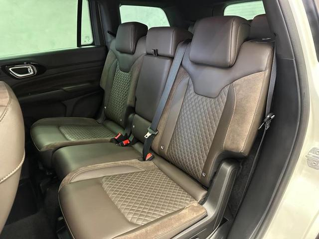 Foto do veículo JEEP COMMANDER  OVR TD380 2023 14.821 KM 229.900,00