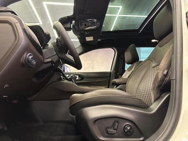 Foto do veículo JEEP COMMANDER  OVR TD380 2022 8.909 KM 214.900,00