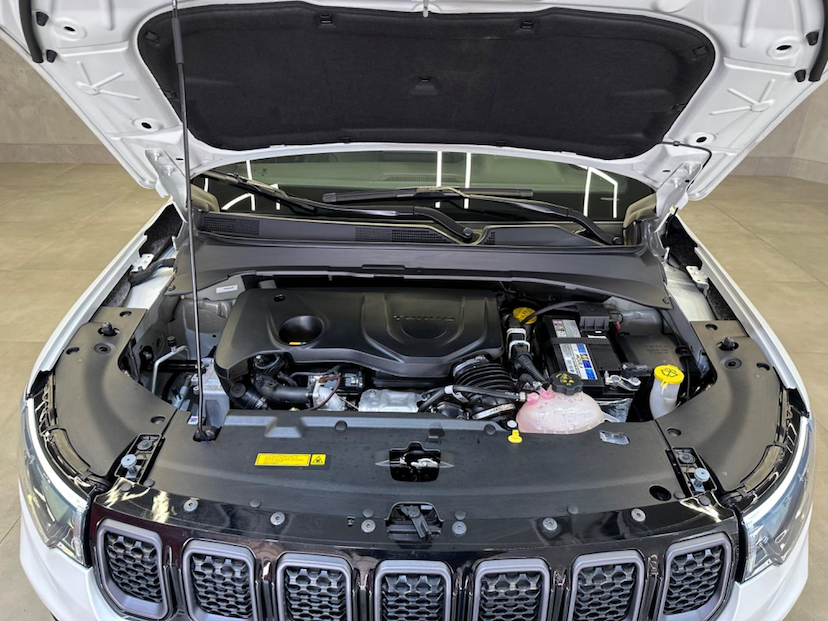 Foto do veículo JEEP COMPASS  SERIE S TF 2023 32.440 KM 177.900,00