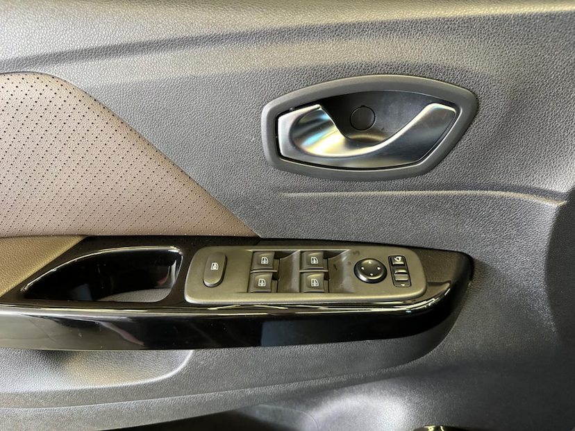 Foto do veículo RENAULT CAPTUR  ICONIC 1.3 TB 16V FLEX 5P AUT 2022 31.018 KM 108.900,00