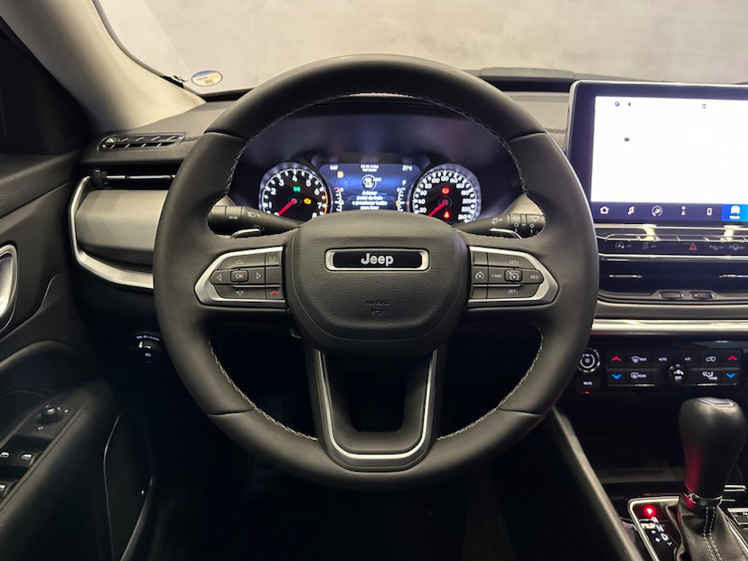 Foto do veículo JEEP COMPASS  LONG TF 2023 40.381 KM 144.900,00