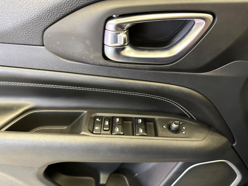 Foto do veículo JEEP COMPASS  LONG TF 2023 40.381 KM 144.900,00