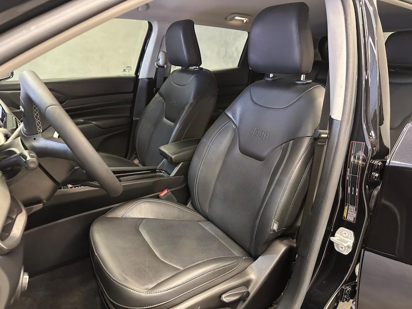 Foto do veículo JEEP COMPASS  LONG TF 2023 40.381 KM 144.900,00