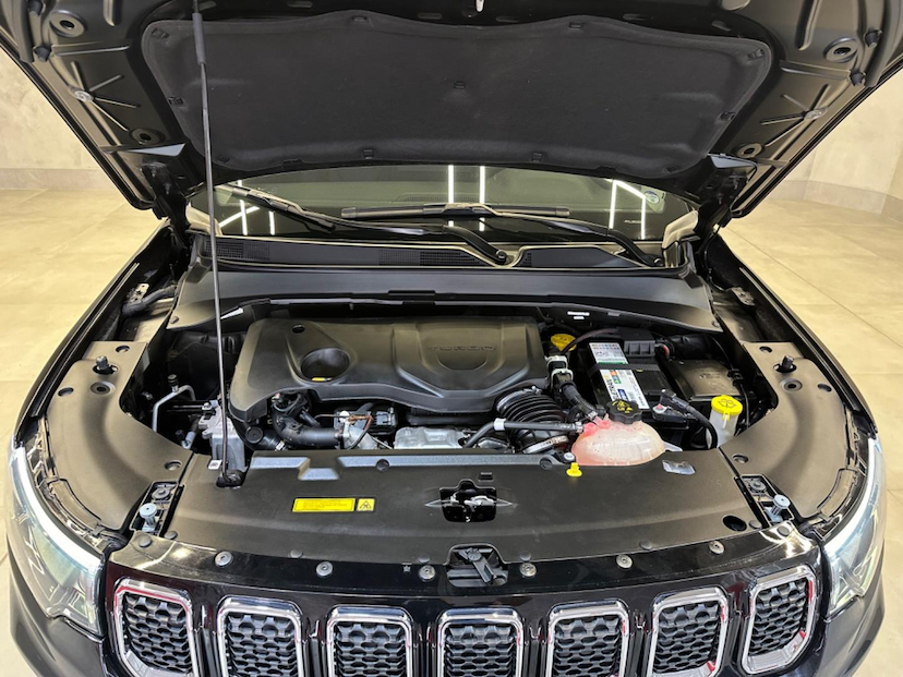 Foto do veículo JEEP COMPASS  LONG TF 2023 40.381 KM 144.900,00