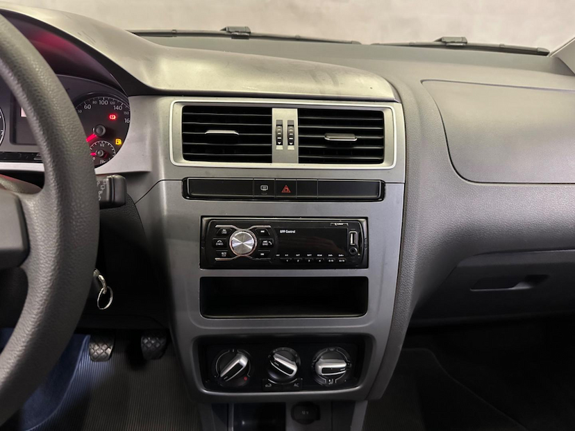 Foto do veículo VOLKSWAGEN FOX  1.0 8V (G2) (TREND) 4P 2015 97.477 KM 45.900,00