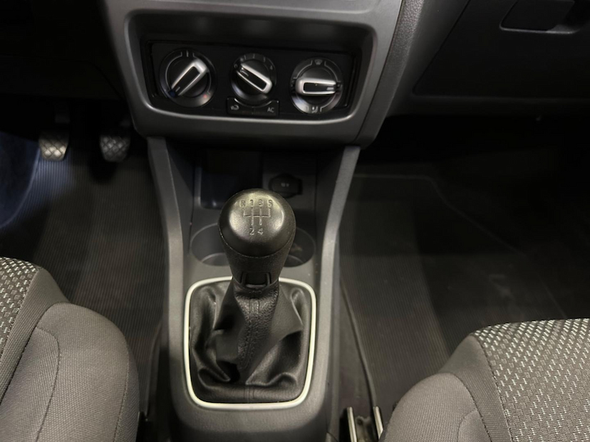 Foto do veículo VOLKSWAGEN FOX  1.0 8V (G2) (TREND) 4P 2015 97.477 KM 45.900,00