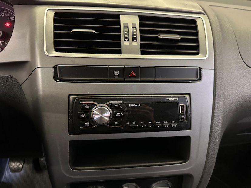 Foto do veículo VOLKSWAGEN FOX  1.0 8V (G2) (TREND) 4P 2015 97.477 KM 45.900,00