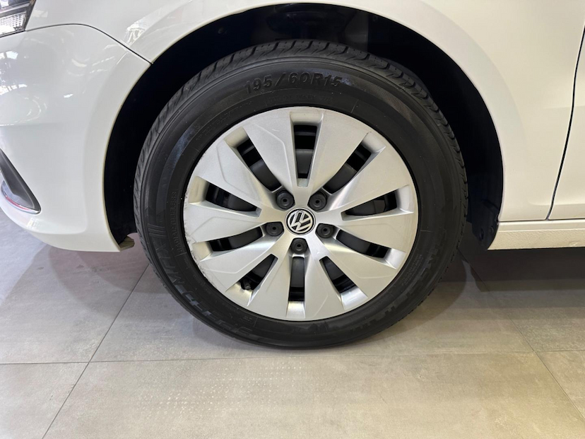 Foto do veículo VOLKSWAGEN FOX  1.0 8V (G2) (TREND) 4P 2015 97.477 KM 45.900,00