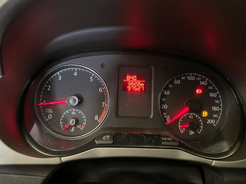Foto do veículo VOLKSWAGEN FOX  1.0 8V (G2) (TREND) 4P 2015 97.477 KM 45.900,00
