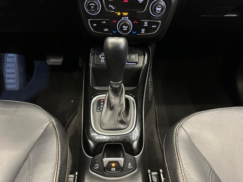 Foto do veículo JEEP COMPASS  LIMITED F 2018 33.418 KM 102.900,00