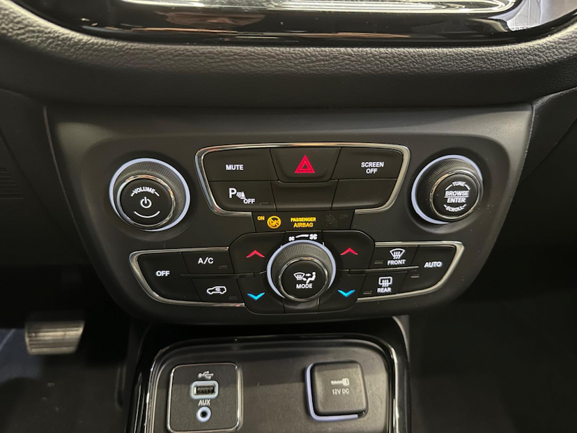 Foto do veículo JEEP COMPASS  LIMITED F 2018 33.418 KM 102.900,00