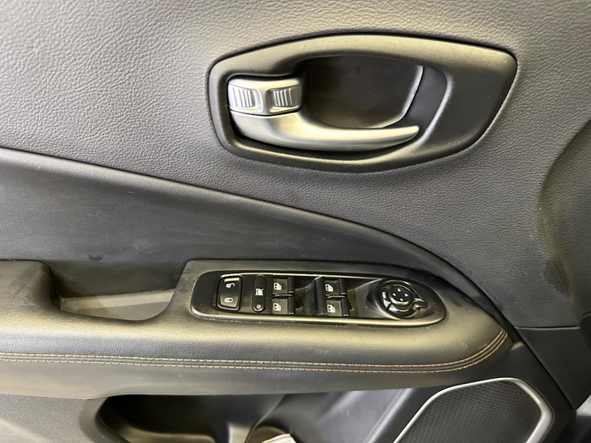 Foto do veículo JEEP COMPASS  LIMITED F 2018 33.418 KM 102.900,00