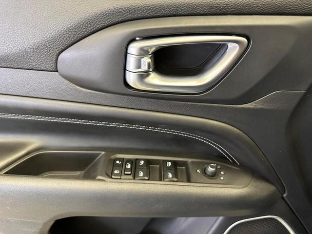 Foto do veículo JEEP COMPASS  LONG TF 2023 17.293 KM 146.900,00