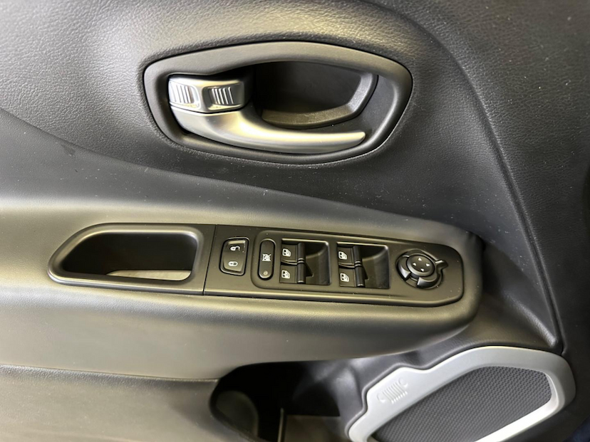 Foto do veículo JEEP RENEGADE  LONGITUDE 1.8 FLEX AUTOMATICO 2021 47.781 KM 91.900,00