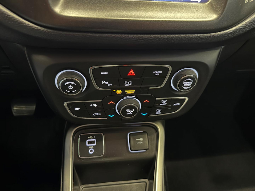 Foto do veículo JEEP COMPASS  LONGITUDE 2.0 FLEX 16V AUT 2020 60.067 KM 104.900,00