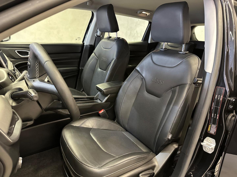 Foto do veículo JEEP COMPASS  LONG TF 2023 24.673 KM 145.900,00