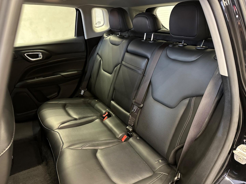 Foto do veículo JEEP COMPASS  LONG TF 2023 24.673 KM 145.900,00
