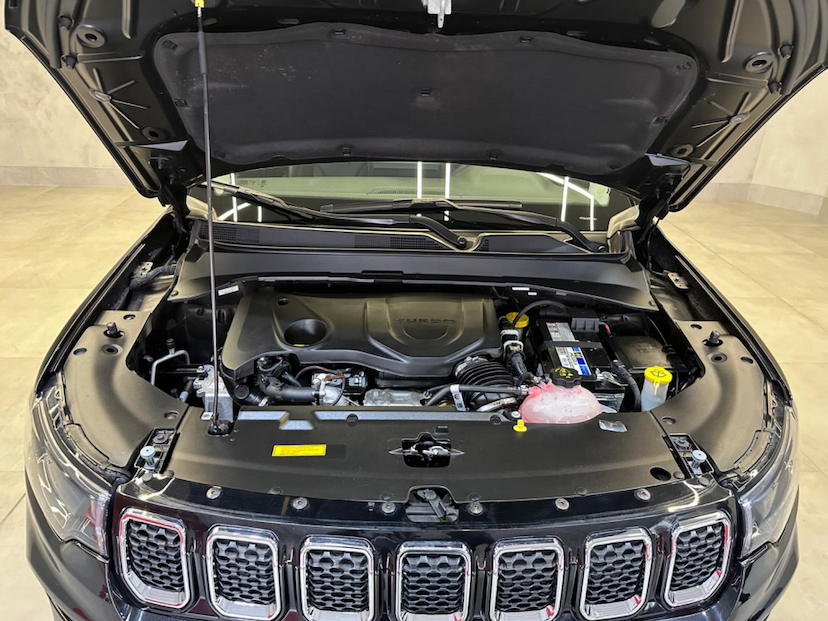 Foto do veículo JEEP COMPASS  LONG TF 2023 24.673 KM 145.900,00