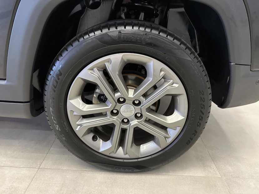 Foto do veículo JEEP COMPASS  LONG TF 2023 24.673 KM 145.900,00