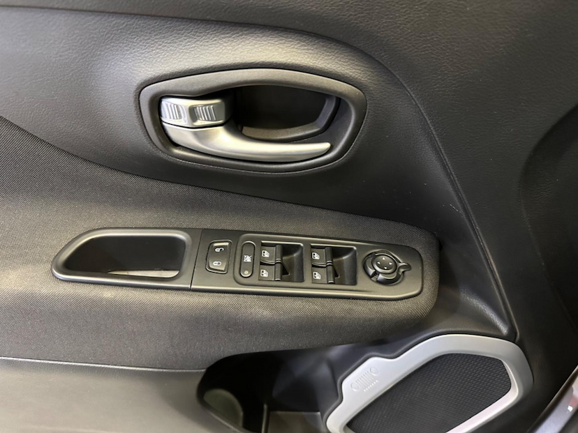 Foto do veículo JEEP RENEGADE  SPORT 1.8 4X2 FLEX 16V AUT. 2019 59.254 KM 78.900,00