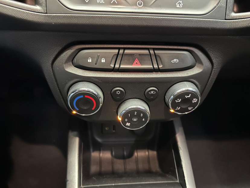 Foto do veículo CHEVROLET ONIX  1.0MT LT 2014 119.413 KM 42.900,00