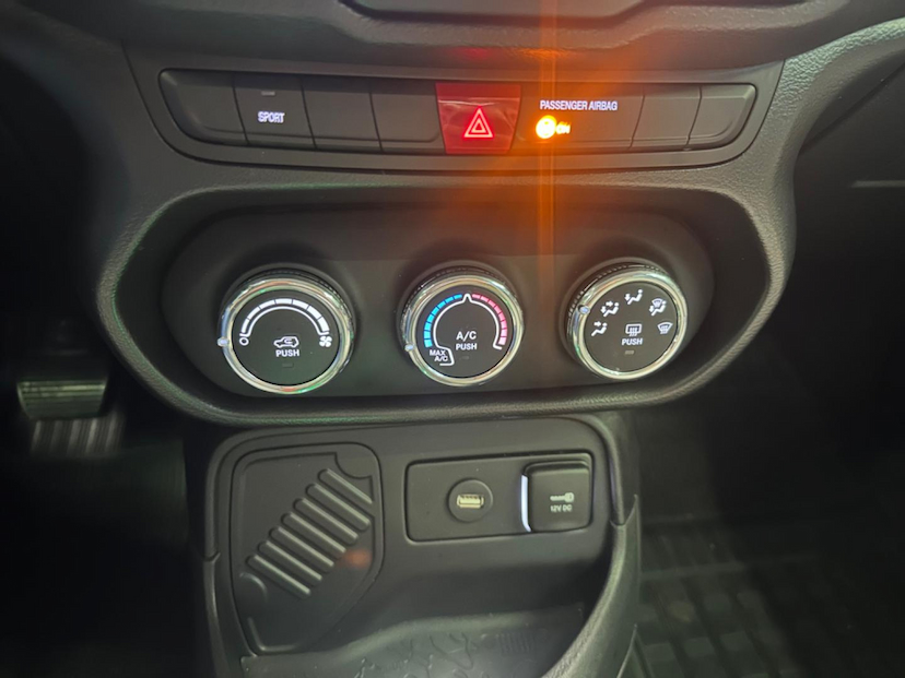 Foto do veículo JEEP RENEGADE  1.8 16V FLEX LONGITUDE 4P AUTOMATICO 2018 64.619 KM 79.900,00