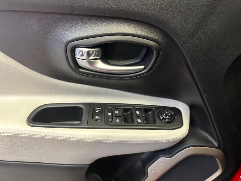 Foto do veículo JEEP RENEGADE  1.8 16V FLEX LONGITUDE 4P AUTOMATICO 2018 64.619 KM 79.900,00