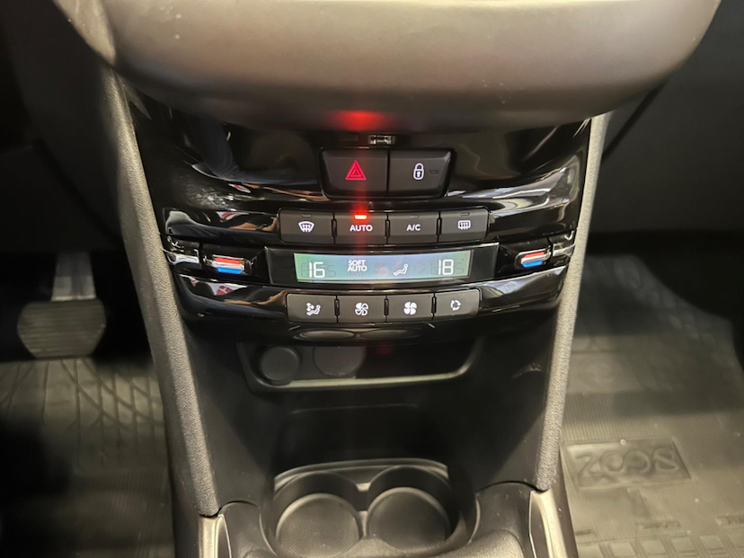 Foto do veículo PEUGEOT 2008  GRIFFE EAT6 2018 36.625 KM 69.900,00