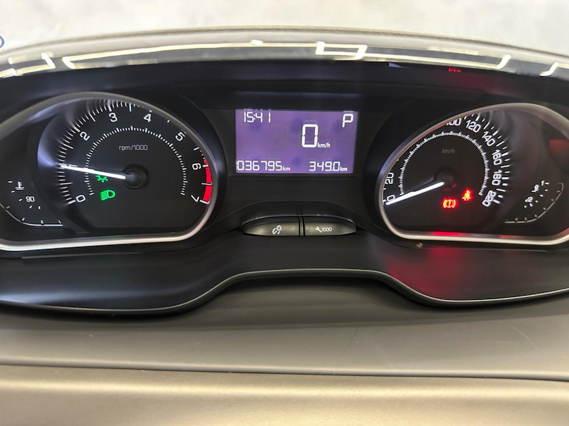 Foto do veículo PEUGEOT 2008  GRIFFE EAT6 2018 36.625 KM 69.900,00