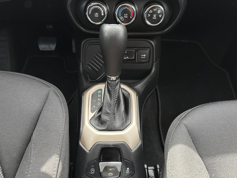 Foto do veículo JEEP RENEGADE  1.8 16V FLEX SPORT 4P AUTOMÁTICO 2018 47.415 KM 74.900,00