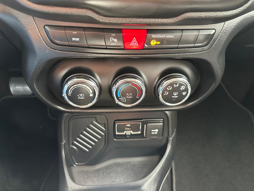 Foto do veículo JEEP RENEGADE  1.8 16V FLEX SPORT 4P AUTOMÁTICO 2018 47.415 KM 74.900,00