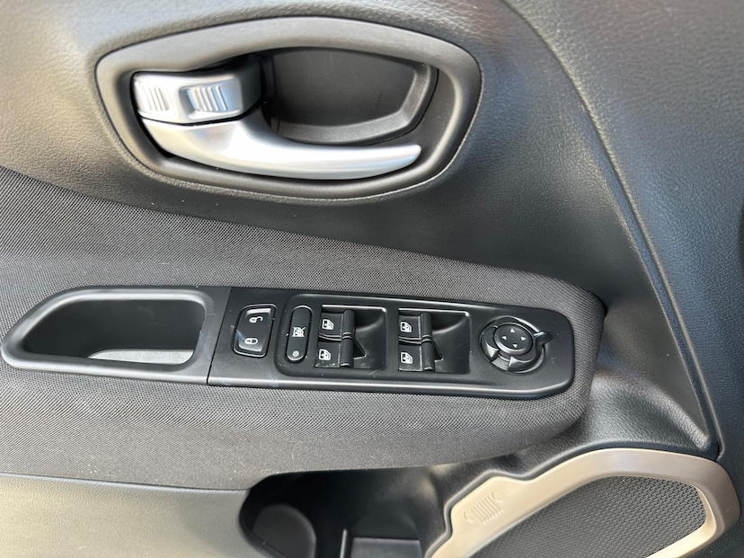 Foto do veículo JEEP RENEGADE  1.8 16V FLEX SPORT 4P AUTOMÁTICO 2018 47.415 KM 74.900,00