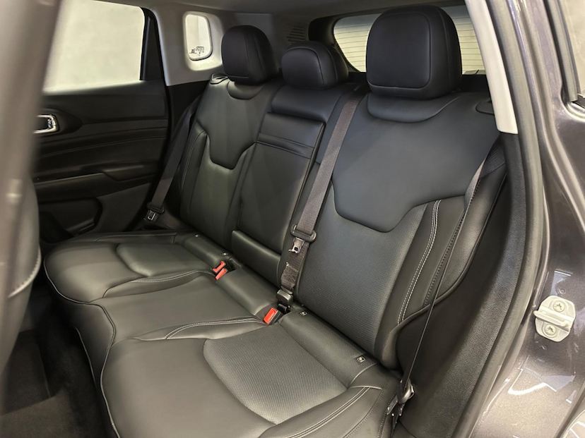 Foto do veículo JEEP COMPASS  LONG TD 2023 8.459 KM 175.900,00
