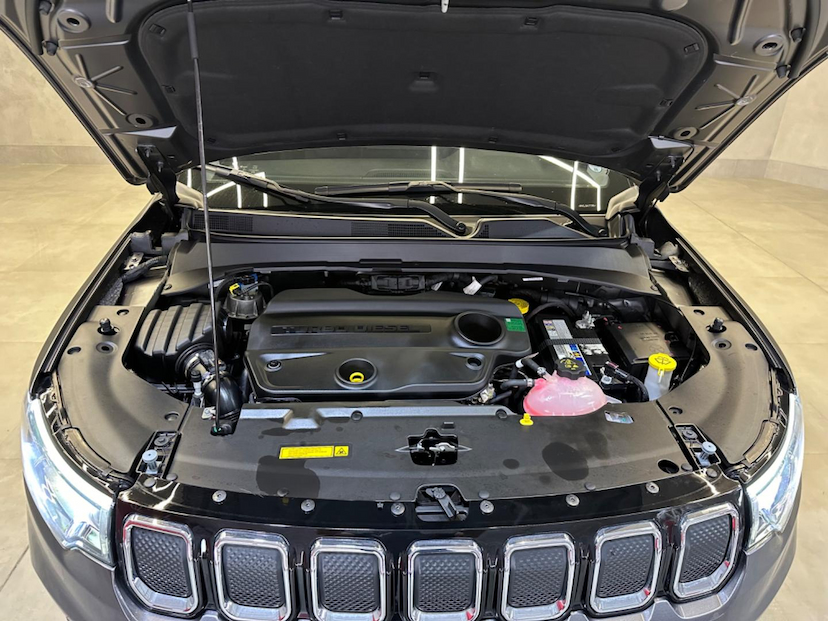Foto do veículo JEEP COMPASS  LONG TD 2023 8.459 KM 175.900,00