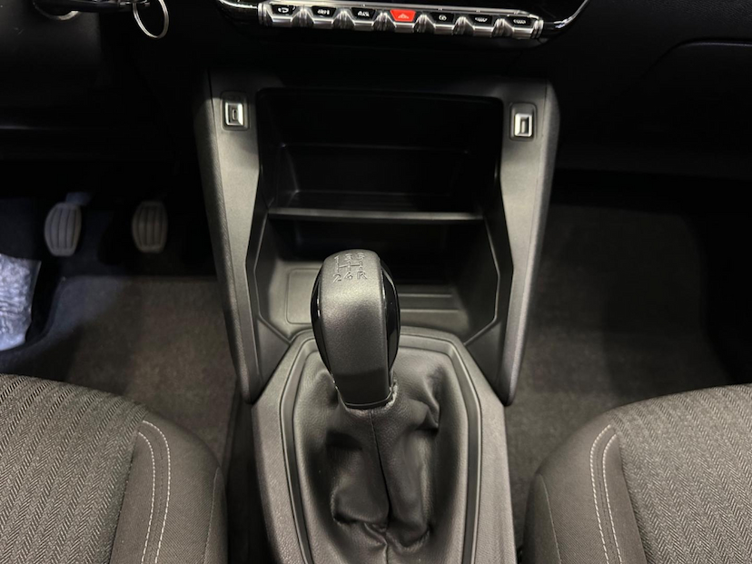 Foto do veículo PEUGEOT 208  LIKE MT 2024 7.262 KM 74.900,00