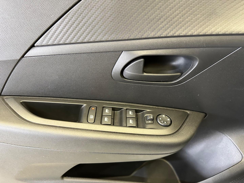 Foto do veículo PEUGEOT 208  LIKE MT 2024 7.262 KM 74.900,00