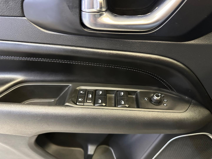 Foto do veículo JEEP COMPASS  LONG TF 2022 24.740 KM 135.900,00