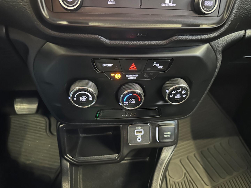 Foto do veículo JEEP RENEGADE  SPORT AT 2021 58.465 KM 84.900,00